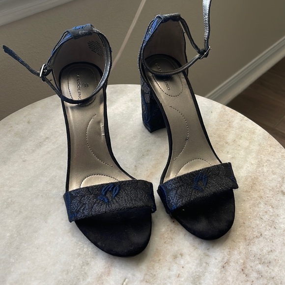Bandolino Shoes - Bandolino navy black embroidered heels